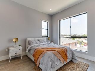 Luxury Modern 4 bedroom with Rooftop Deck #5 - 5