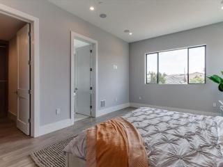 Luxury Modern 4 Bedroom 4 Bathroom Home with Rooftop Deck #5 - 3