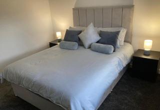 Modern and stylish 3 bedroom 2 bathroom west end house with Free WiFi and parking - - 2