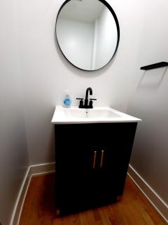 Beautiful 4 bedroom 2 bathroom apartment near everything - 2