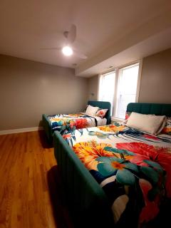 Beautiful 4 bedroom 2 bathroom apartment near everything - Chicago - 1