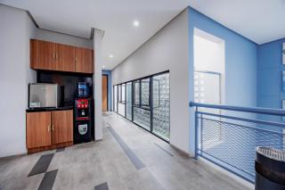 RedDoorz Plus near Radio Dalam 3 - Jacarta - 1