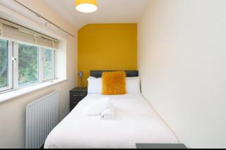 The Cresent WV1 - Contractor Pad- 3 Bedrooms 4 Beds, Secure Off Rd VAN Parking - 9