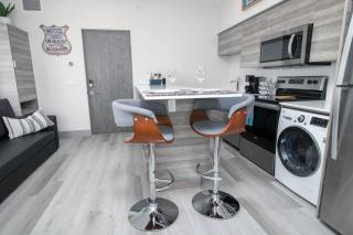 Top Floor Lakeshore Views Near Skiing - Vernon - 5
