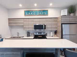 Top Floor Lakeshore Views Near Skiing - Vernon - 7
