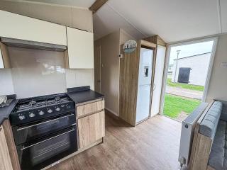 Modern 6 Berth Caravan With Wifi At St Osyth Beach In Essex Ref 28051Fv - 3