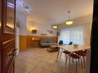 Cozy 1-Bedroom Apartment with Garden Patio, 2 min to Metro, Central Athens - Mesochórion - 9