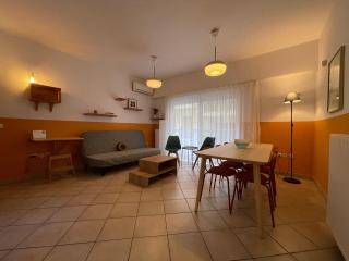 Cozy 1-Bedroom Apartment with Garden Patio, 2 min to Metro, Central Athens - 4