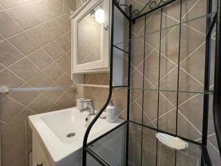 Cozy 1-Bedroom Apartment with Garden Patio, 2 min to Metro, Central Athens - Mesochórion - 2
