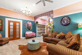 Mary's Manor - Luxurious & Stylish 3 Bedroom House - Pets Allowed! - 9