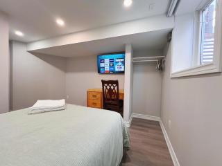 Cozy & Modern Ensuite Basement Rooms - Steps to Subway & Downsview Rogers Stadium - Toronto - 2