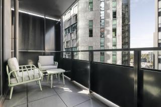 Sleek Southbank 2-Bed Apartment with Balcony Views - 7
