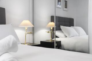 Sleek Southbank 2-Bed Apartment with Balcony Views - 2