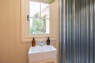 Tranquil Riverside Shepherds Hut in Tewkesbury - Tewkesbury - 3