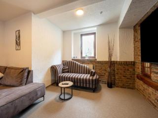 Big Holiday Home near Monschau in the Eifel Nationalpark with a terrace and bar - Schleiden - 2