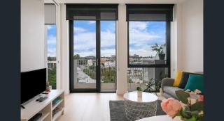Bright CBD 2 bedroom resort-style escape - 9