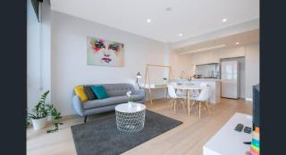Bright CBD 2 bedroom resort-style escape - 8
