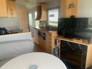 The Captains Quarters, caravan at Crimdon Dene Holiday Park - Trimdon - 5