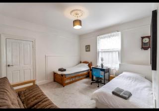 Hollies House - Retford - 2