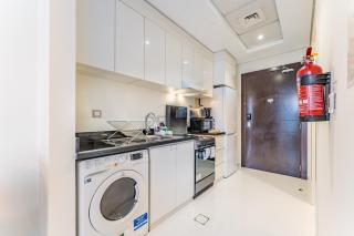 Furnished Studio Near Circle Mall, Close to Parks, Jogging Tracks, Bus Stops And Grocery Stores - Damac Ghalia, JVC by Deluxe Holiday Homes - 8