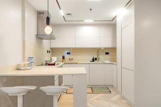 Luxury 2BR in Dubai Marina Balcony, Views, Walk to Metro & Tram - 7