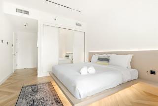 Luxury 2BR in Dubai Marina Balcony, Views, Walk to Metro & Tram - 6