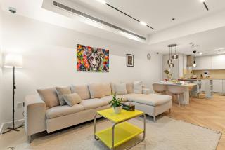 Luxury 2BR in Dubai Marina Balcony, Views, Walk to Metro & Tram - 5