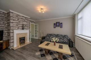 Contractor & Family Full House NEC Bhm Airport Netflix Coffee - 5