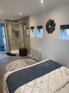 OneDouble room, one small double room, one en-suite studio room near to Wembley stadium - 3