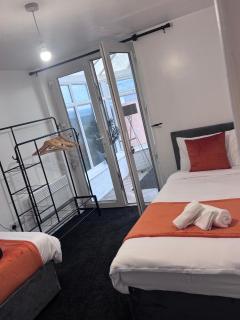 The Triplex 1 - Business Contractor, Professionals, New Cross Hospital Entire Home & Free Parking 4 Beds Available - Monmore Green - 8
