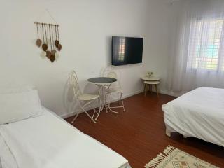 על הנחל בקיבוץ - 4