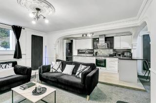 Spacious Modern Beachfront Apartment with Parking - 8
