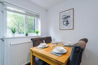 Stylish home - 5G wifi - FREE off-road parking - Sleeps 7 - 3