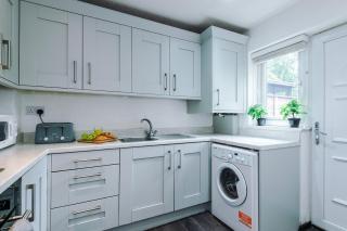 Stylish home - 5G wifi - FREE off-road parking - Sleeps 7 - 1