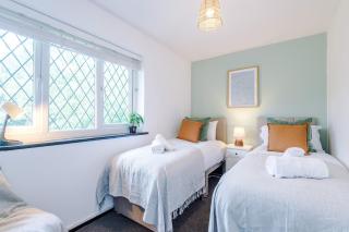 Stylish home - 5G wifi - FREE off-road parking - Sleeps 7 - 8