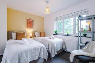 Stylish home - 5G wifi - FREE off-road parking - Sleeps 7 - 9