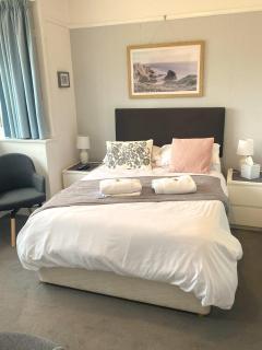 En-suite nook near forest & sea, great value with fridge, microwave and TV - 8