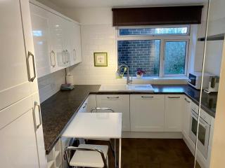 Luxurious Entire 2-Bedroom Apartment in the Heart of Bromley - Bromley - 1