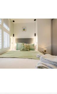 Delux Double Bedroom En Suite with Tea & Coffee Facilities - London - 0