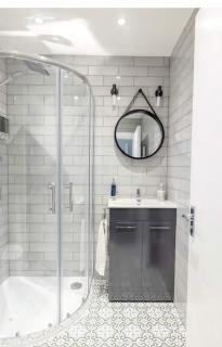 Delux Double Bedroom En Suite with Tea & Coffee Facilities - London - 8