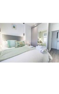 Delux Double Bedroom En Suite with Tea & Coffee Facilities - London - 7
