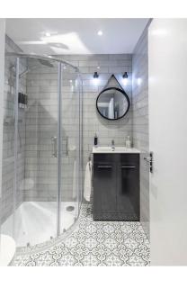 Delux Double Bedroom En Suite with Tea & Coffee Facilities - 6