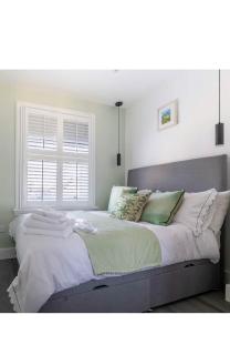 Delux Double Bedroom En Suite with Tea & Coffee Facilities - London - 5