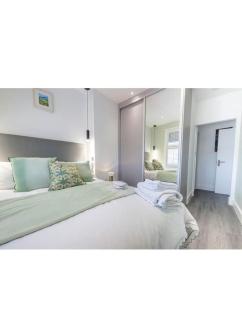 Delux Double Bedroom En Suite with Tea & Coffee Facilities - London - 4