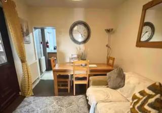 Room 1 - Beachfront - Swansea - 9