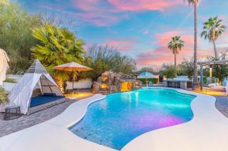 New Tropical Vibe Villa By The Glam Homes - Phoenix - 0
