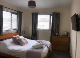 Room 3 - Beachfront - Swansea - 8