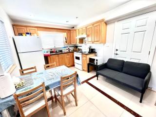 Cozy 2-bedroom Private Guest House in a convenient location - Vancouver - 9