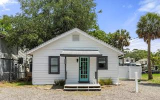 The White House at Weeki Wachee Waterfront Cottage - Spring Hill - 9