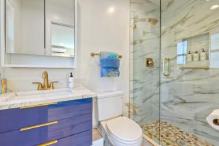 Monarch Estate, Luxe Studio with AC , Walk to Beach, Pier & Dining - 8